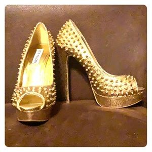 Steve Madden gold studded peep toe heels. Size 8.5